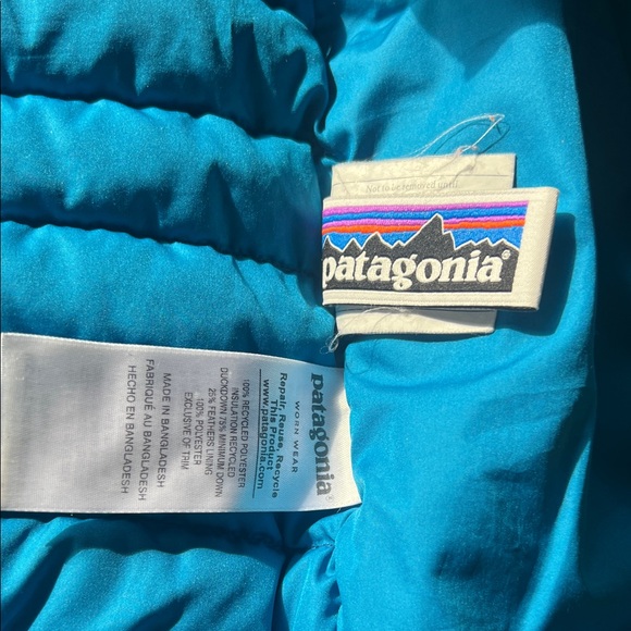 Patagonia Quilted Black Vest with Teal Accents - Picture 3 of 7